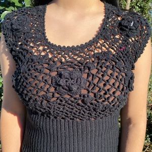Black vintage knitted crocheted flower top 🖤